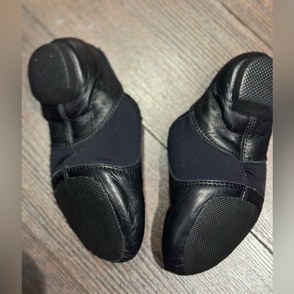 Like New Bloch Girls' Black Neo-Flex Slip On Leather Jazz Shoe - Picture 2 of 2